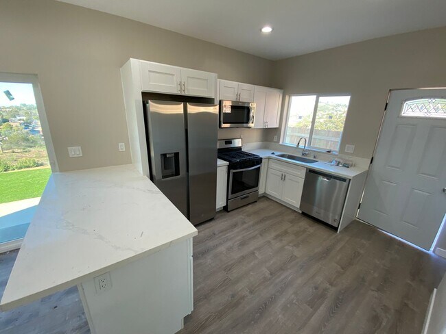 Building Photo - 4 BD 2 BR Unit, Tipton St