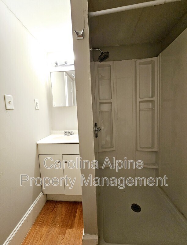 Building Photo - 1003 Locke St