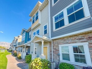 Building Photo - 723 E 380 N
