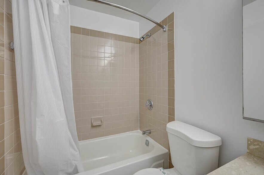 Building Photo - 118 W Chestnut St