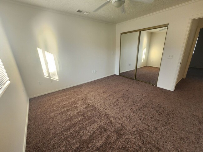 Building Photo - Spacious 3 Bedroom 2 Bathroom available now!