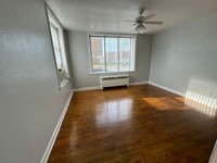 Building Photo - Large one room efficiency with large kitchen