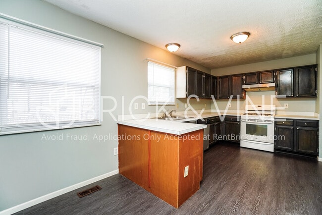 Building Photo - 950 Radbourne Dr