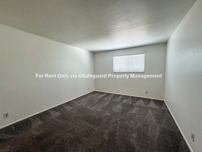 Building Photo - Charming 3-Bedroom Duplex w/ Garage & Shared Yard