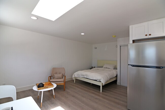 Studio Bed - 2712 Westwood Blvd