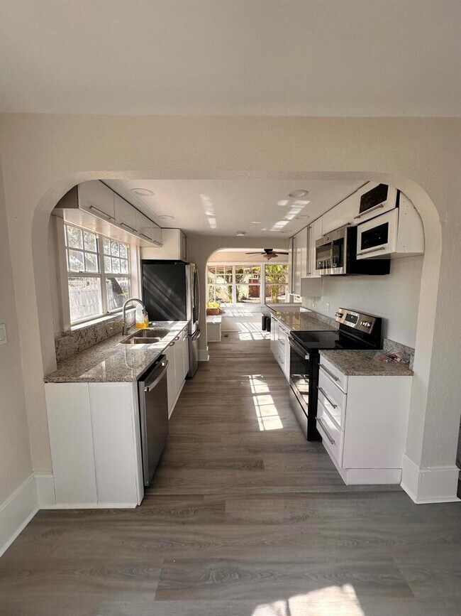 Building Photo - 303 N Lakeside Dr