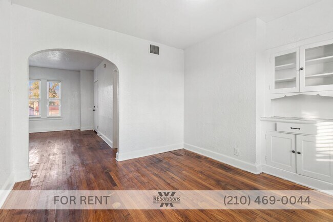 Building Photo - 1630 W Rosewood Ave