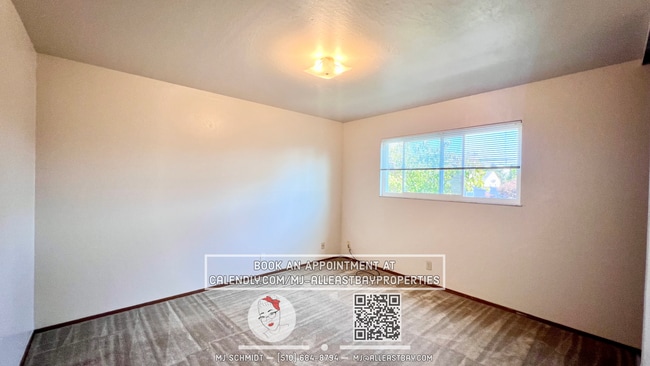 Building Photo - Spacious top floor 2 bedroom, walking dist...