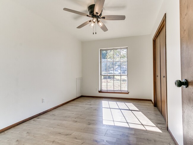 Building Photo - Clador