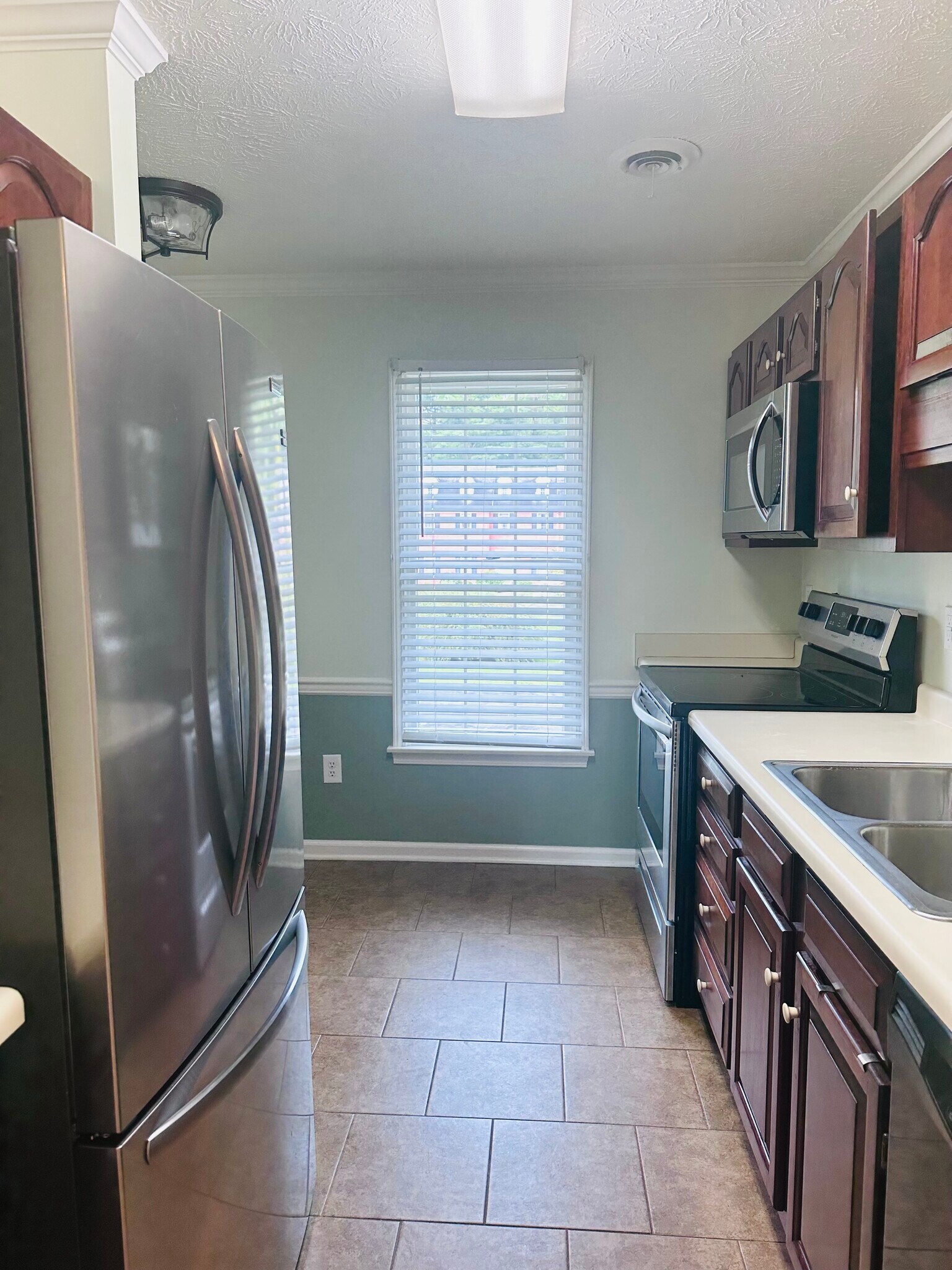 Kitchen - 817 Wayne Ave NE