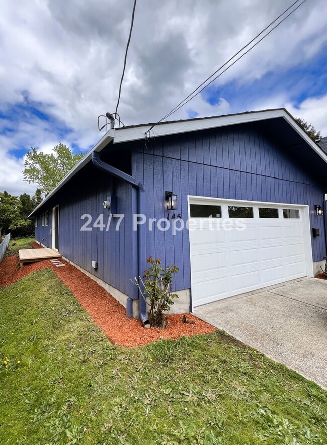 Building Photo - Fully Remodeled - 3BD I 2BA NE PDX HOME