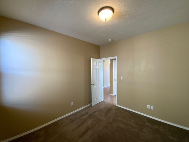 Building Photo - 3 Bedroom Single Story Home Available Near...