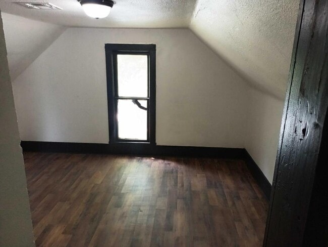 Building Photo - 744 E Walnut St