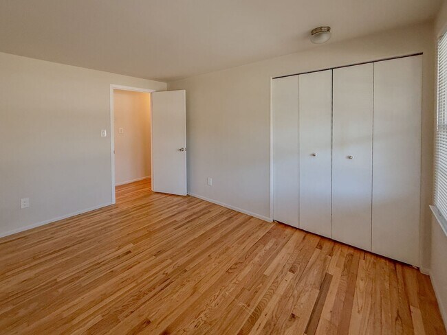 Building Photo - 2710 Pendleton Dr
