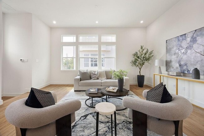 Building Photo - 2121b Hoskins Dr