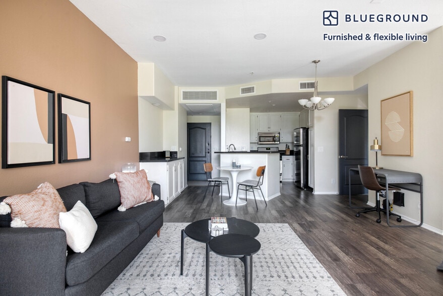 Building Photo - 114 N Doheny Dr