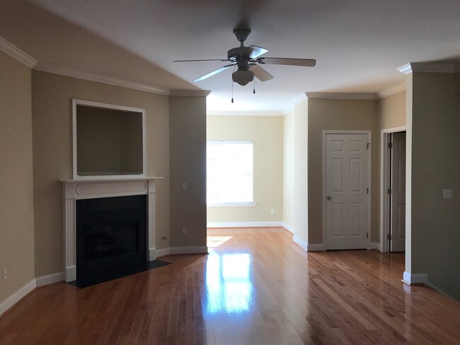 Building Photo - Beautiful Townhome Located in Ashley Park!