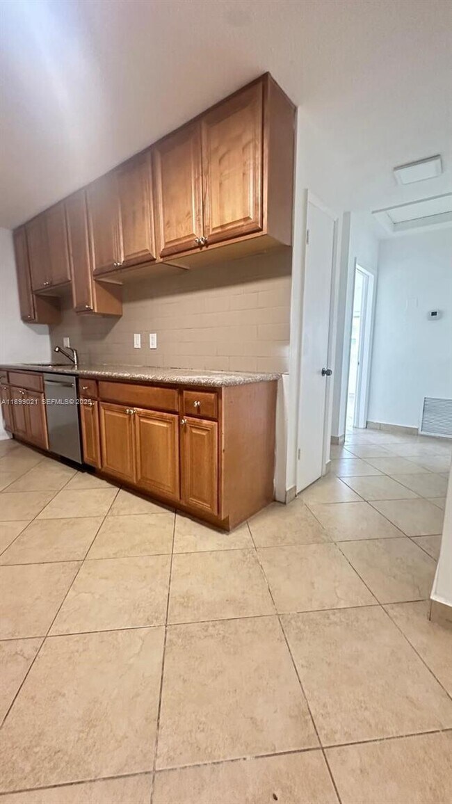 Building Photo - 1753 NE 18th St