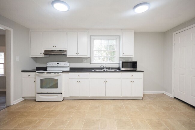 Building Photo - 2 Bedroom House for Rent in Macon, GA – THIS IS NOT A DUPLEX Near Mercer University | $700/mo