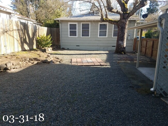 Building Photo - 1429 E Main St