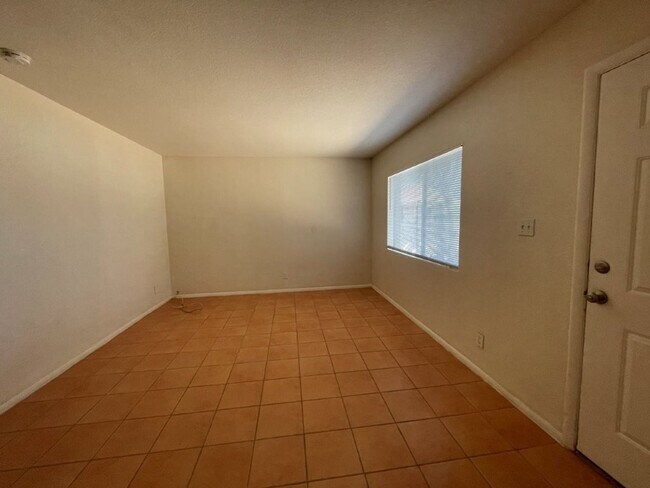 Building Photo - 1625 W Peoria Ave