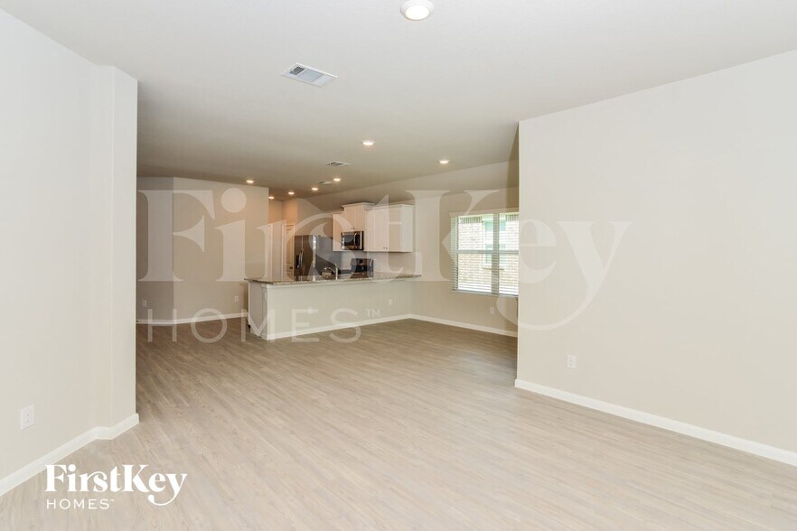 Building Photo - 15015 Maskette Ave
