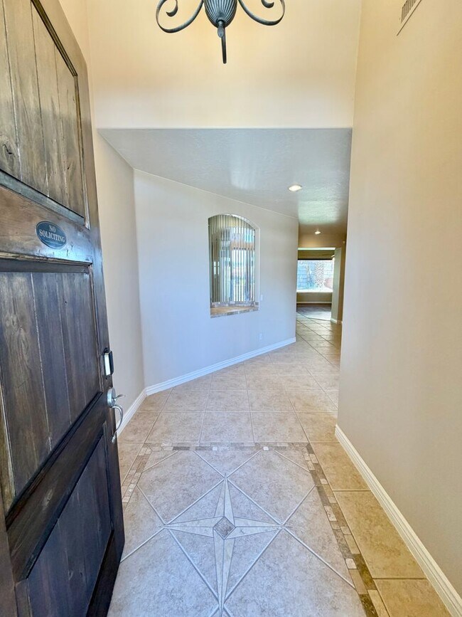 Building Photo - 4 bed, 2 bath home in the quiet and desirable Castle Rock subdivision.  **PET FRIENDLY**