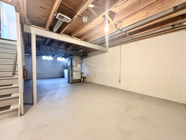 Building Photo - Renovated and Super Clean 2 Bed/1.5 Bath C...