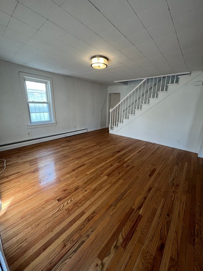 Building Photo - 3 Bedroom, 2 Bathroom Single Family Home i...