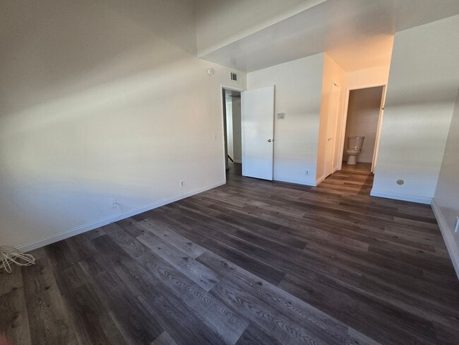 Building Photo - 3 Bedroom 2.5 Bath Town House