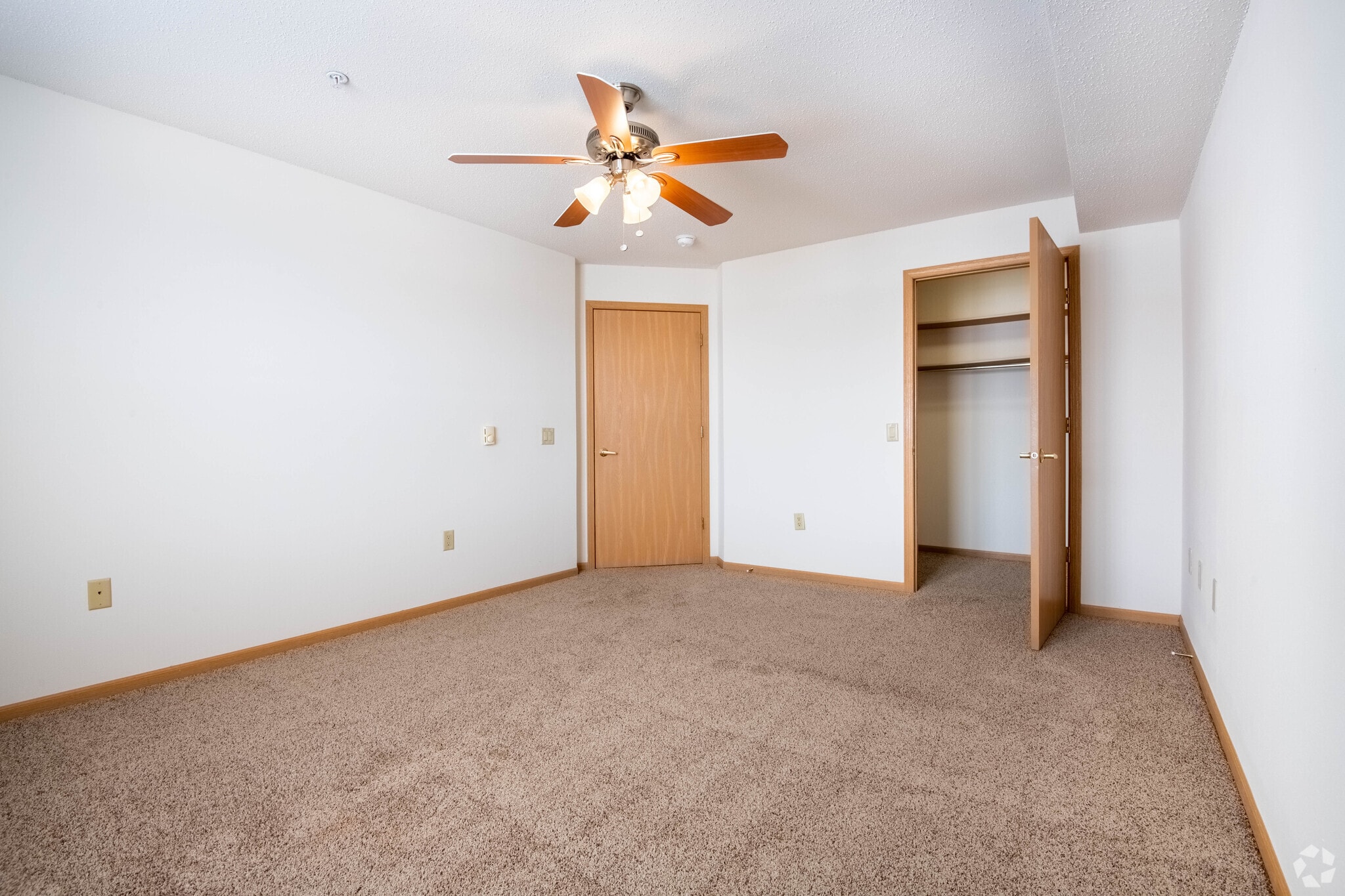 2BR, 1BA - 1073SF - Weybridge