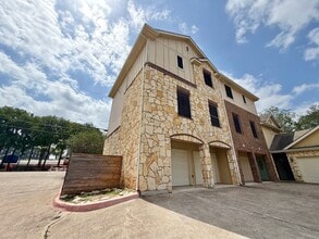Building Photo - 1402 Parker Ln