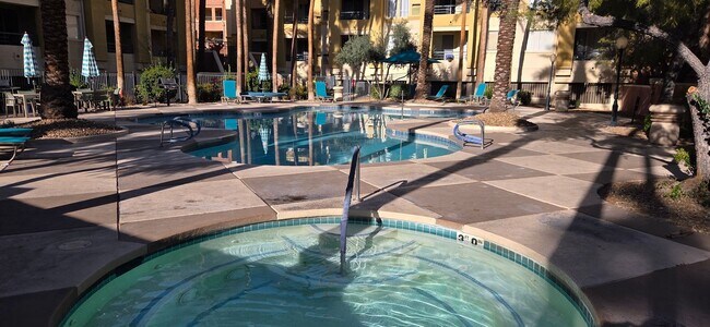 Building Photo - Short or long term available! Beautifl furnished 1 bedroom located in the heart of the strip!