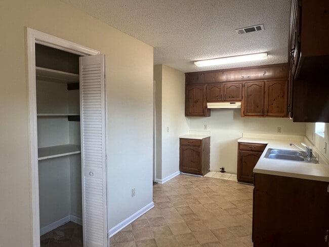 Building Photo - Cute Home in Cochran