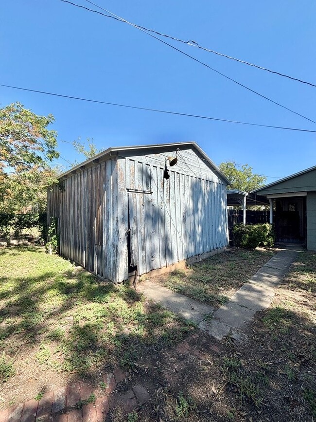 Building Photo - NOW AVAILABLE - Charming Home + Tons of Sp...