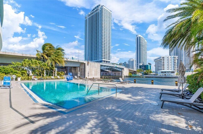 Building Photo - 2600 E Hallandale Beach Blvd