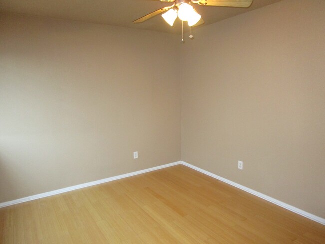 Building Photo - (2) Bed/(2.5) Bath Townhome Avail Now! Poo...