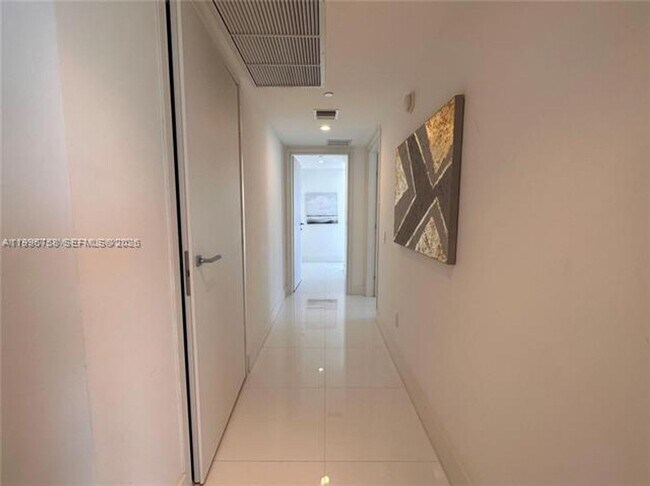 Building Photo - 1300 Brickell Bay Dr