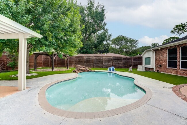 Building Photo - 7906 Del Monte Dr