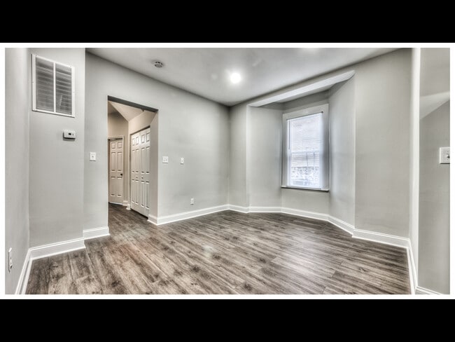 Building Photo - 2220 Lyndhurst Ave