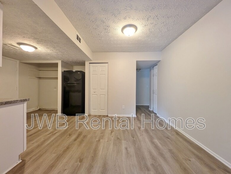 Building Photo - 7201 Arlington Expy
