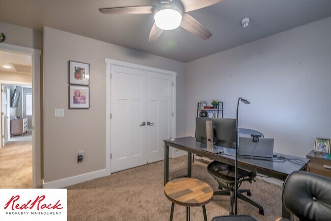 Building Photo - Beautiful townhome in desirable neighborho...