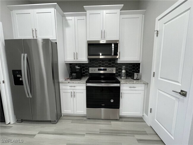 Building Photo - 812 SW 8th Pl