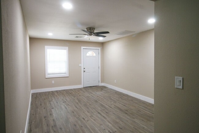 Building Photo - Recently Remodeled 3 Bed 2 Bath!