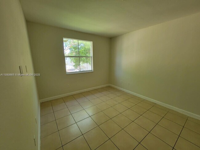 Building Photo - 2900 SE 17th Ave