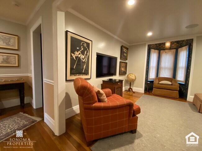 Building Photo - Stunning Furnished Eastside Home