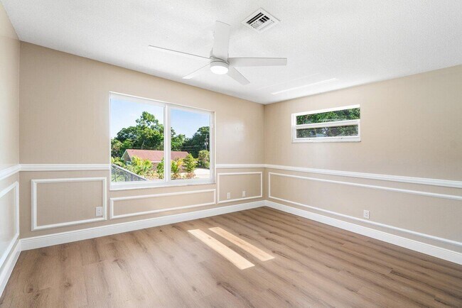 Building Photo - 5065 Horseshoe Cir N