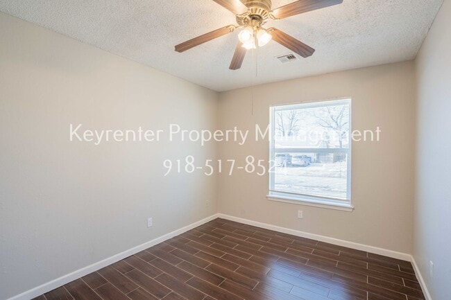 Building Photo - 3 BED 1 BATH! Schedule a tour today!
