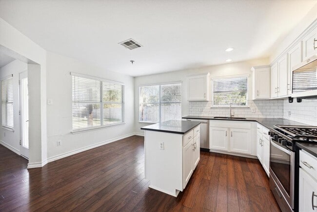 Building Photo - 15721 Ecorio Dr