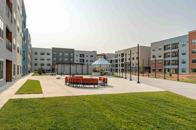 Building Photo - 2023 N Broadmoor Ave